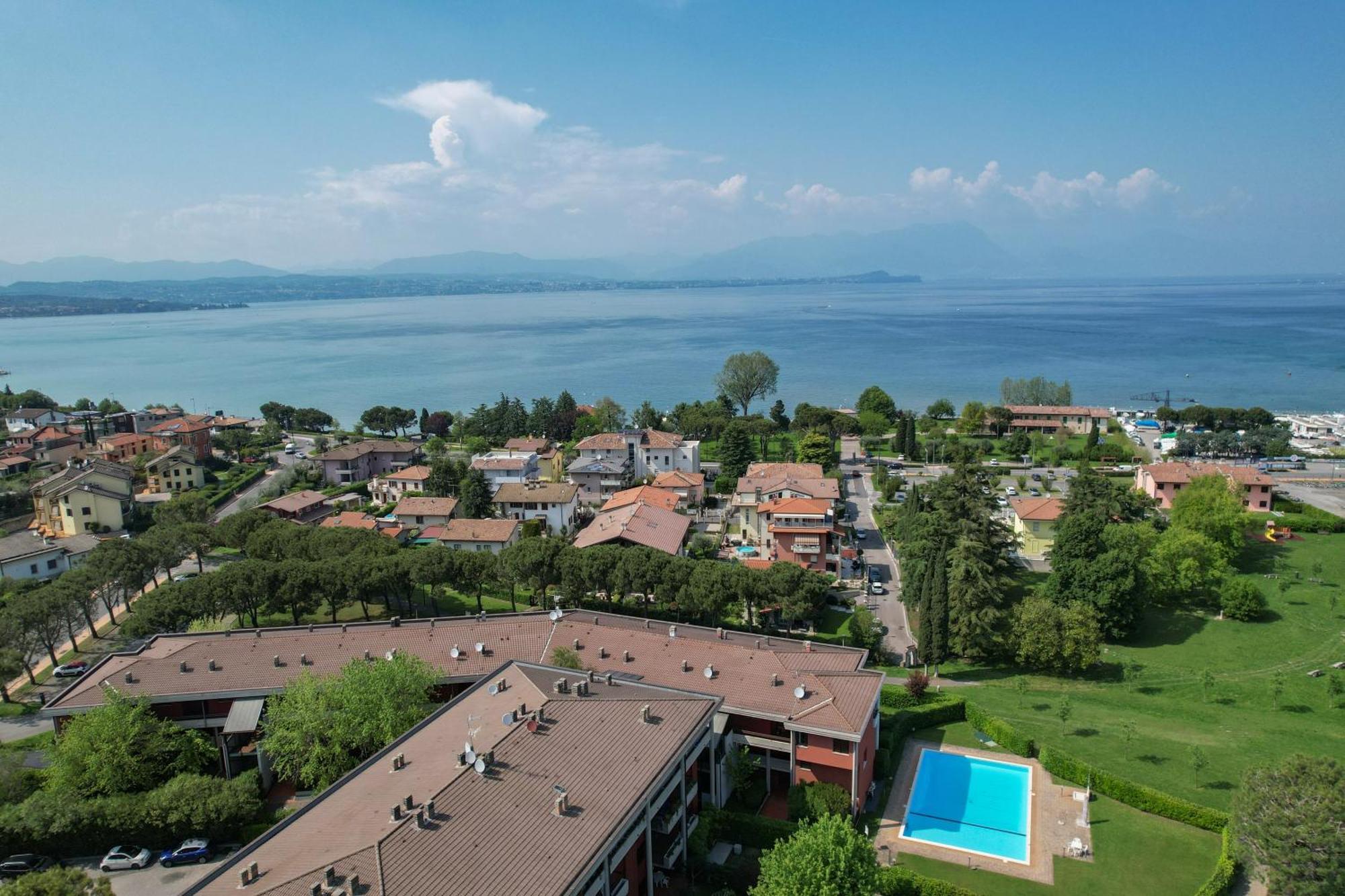 Breeze Apartment Desenzano del Garda Luaran gambar