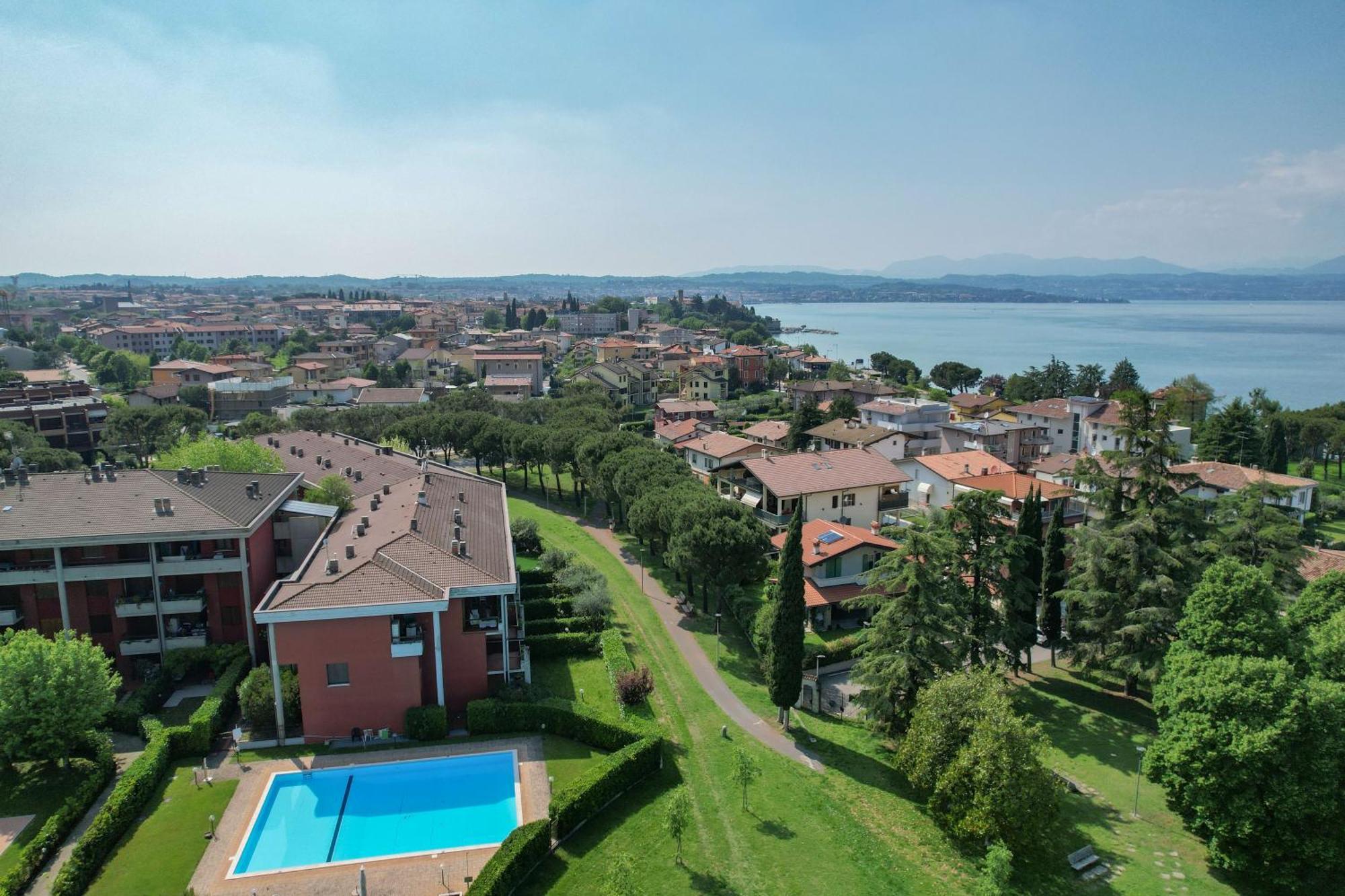 Breeze Apartment Desenzano del Garda Luaran gambar