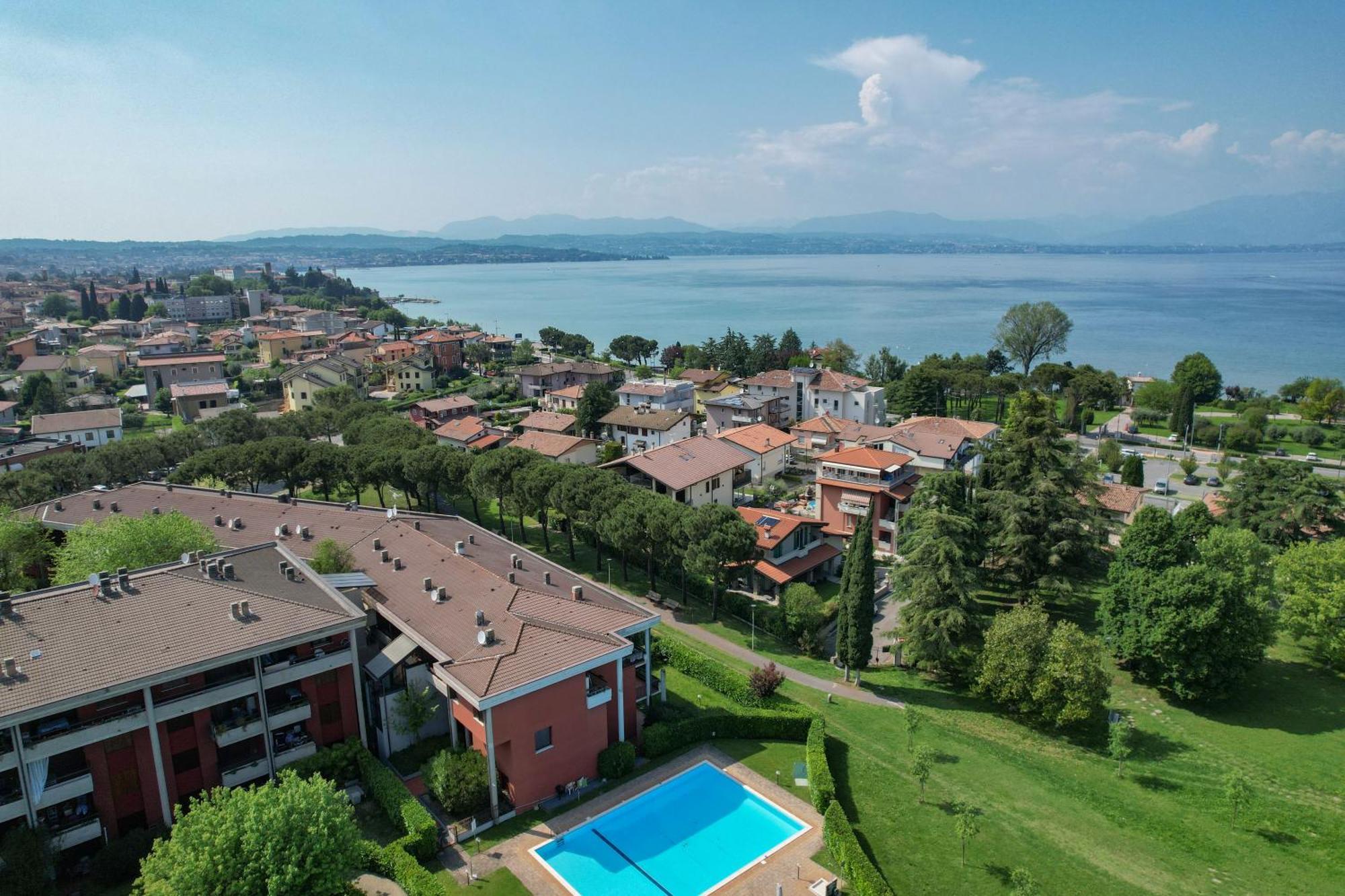 Breeze Apartment Desenzano del Garda Luaran gambar